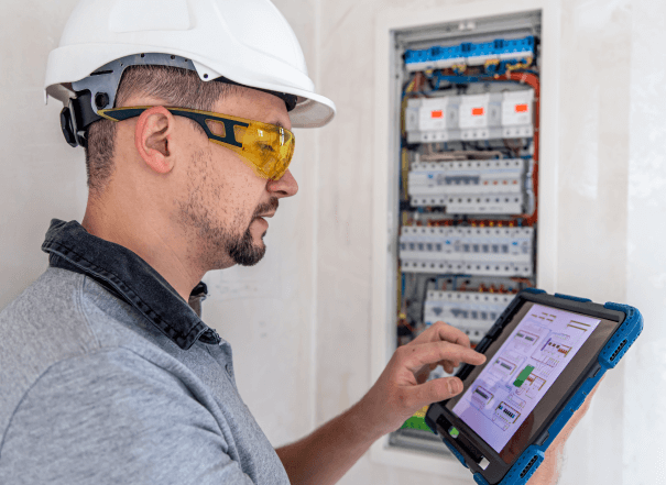 Ingeniero analizando la eficiencia electrica en una tablet