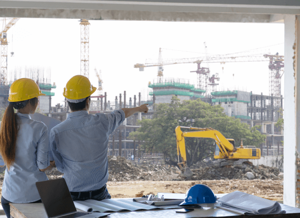 Ingenieros analizando una construcción